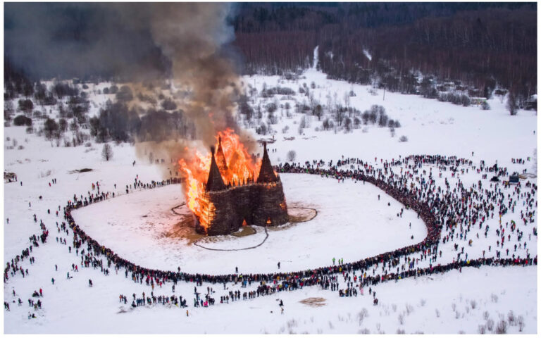 В Калужской области на Масленицу сожгли гигантский замок корона-людоеда