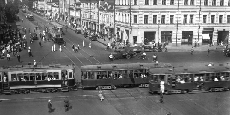 Трамвайное движение на улице Воздвиженка. 1933 год. Главархив Москвы