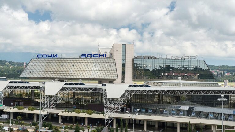 Более двух тысяч человек застряли в аэропорту Сочи из-за непогоды