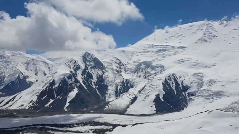 Тургруппа на Эльбрусе запросила помощи спасателей на высоте 4,8 тысяч метров
