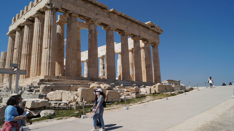 В Греции одобрили въезд туристов, привитых «Спутником V»