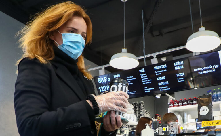 В Москве решили усилить контроль за масками и перчатками в ТЦ и кафе