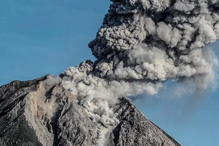 На Курилах активизировался вулкан Эбеко