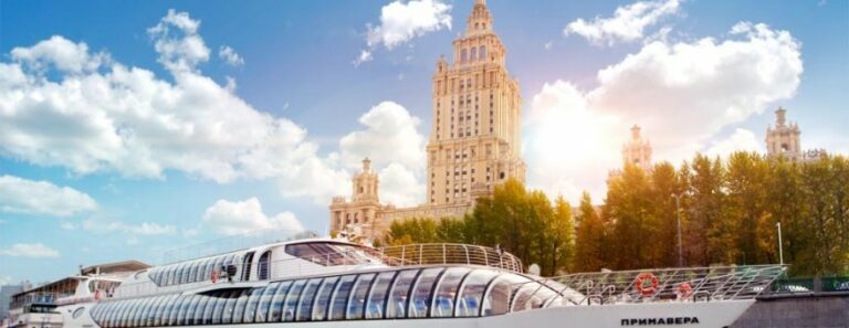 Более 6 млн туристов потратили за лето в Москве более 250 млрд рублей