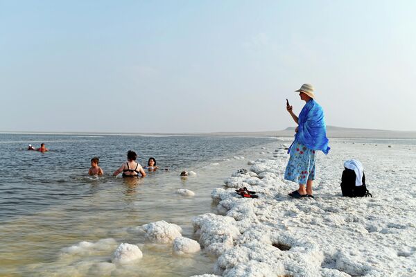 Селфи с арбузом, соленый пляж и поля лотосов: невероятная Астрахань