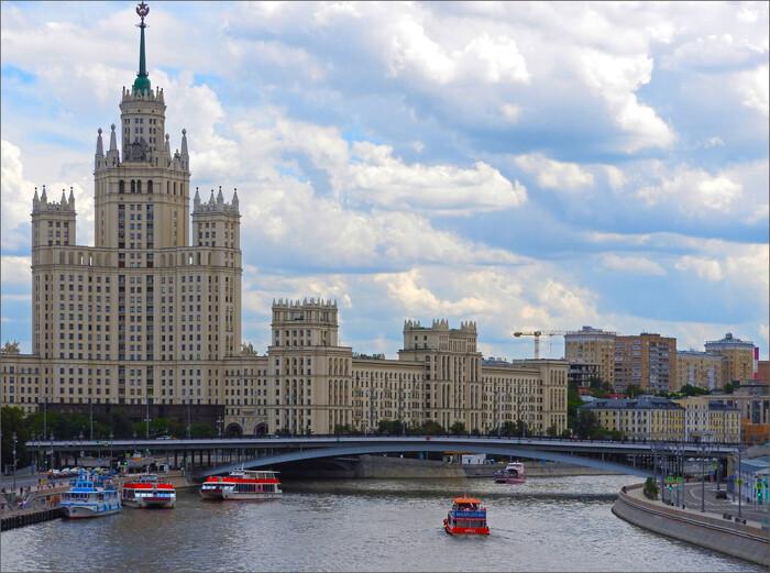 При российских консульствах создадут специальные сервисные бюро