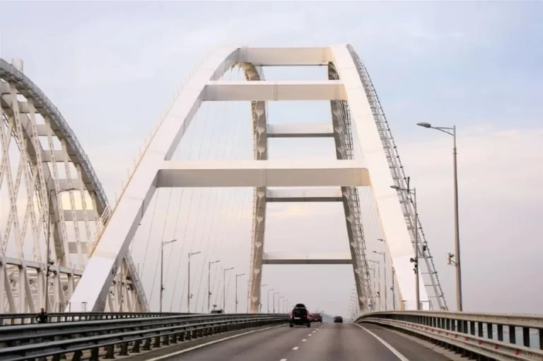 Движение автомобилей по Крымскому мосту возобновлено после ремонта
