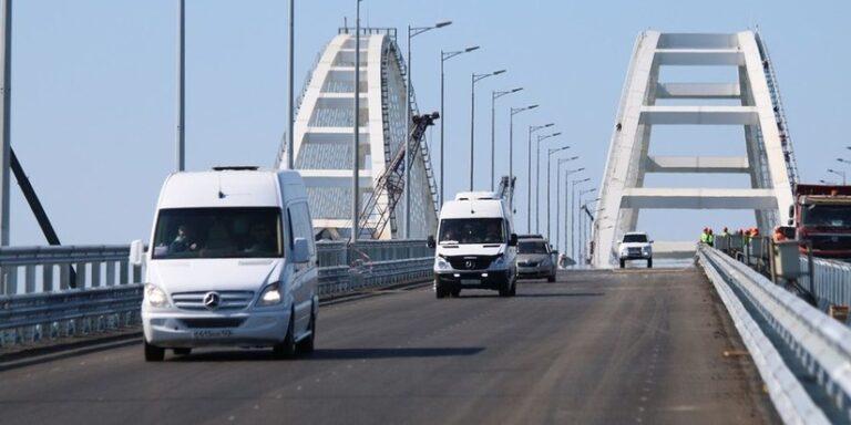 Движение автомобилей открылось на Крымском мосту после ремонта