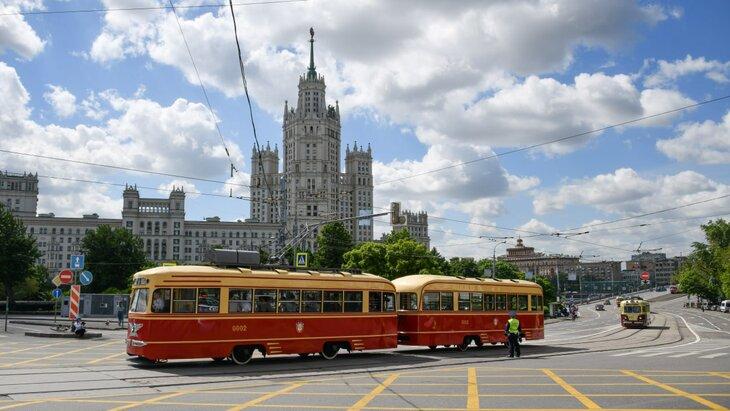 Движение в центре Москвы ограничат 8 июля из-за парада ретротранспорта