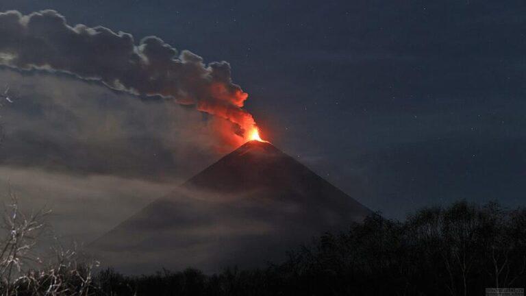 Вулкан Ключевской на Камчатке выбросил пепел на высоту 7,5 км