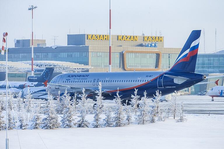Из-за мощного снегопада в Казани массово отменяют авиарейсы