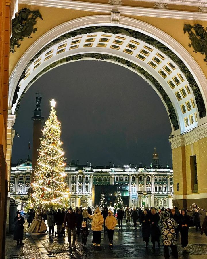 Елка на Дворцовой площади в Санкт-Петербурге ждёт Рождества!